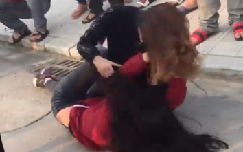 Video: Nhóm thiếu nữ dùng súng điện, đánh nhau dã man giữa phố