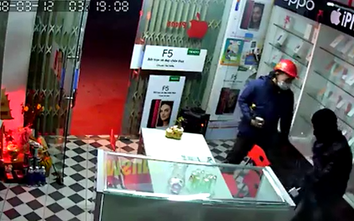 Video: Hai tên cướp bịt mặt mang bao tải đi trộm điện thoại