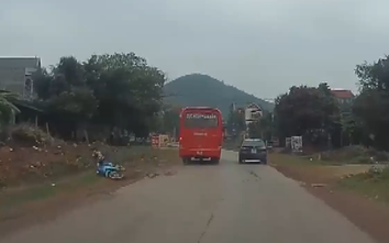 Video: Xe khách vượt ẩu, ép xe máy ngã văng xuống vệ đường
