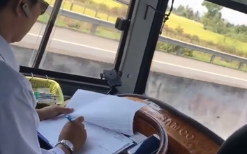 Video: Tài xế xe khách vừa lái xe vừa ghi chép sổ sách