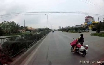 Video: 'Ninja Lead' vừa lái xe vừa buông tay để cởi áo mưa