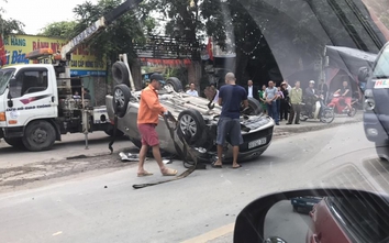 Video: Ô tô vượt ẩu gây tai nạn “chổng vó” giữa đường