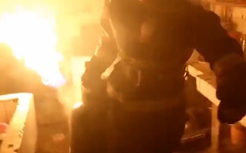 Video: Lính cứu hỏa liều mạng ôm bình ga bốc cháy lao ra ngoài