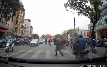 Video cô gái cúi đầu cảm ơn tài xế ôtô nhường đường gây "sốt"