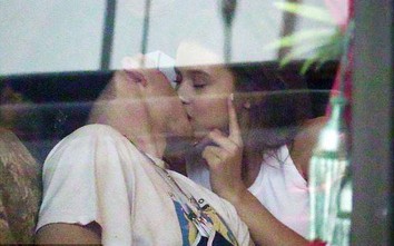 Con trai Beckham khoá môi người mẫu Playboy ở nơi công cộng