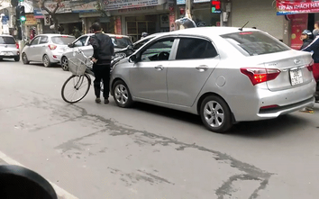 Người đàn ông chặn đầu ô tô bằng xe đạp giữa Hà Nội