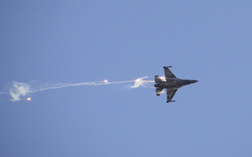 Video: Tên lửa phòng không Syria đối đầu F-16 Israel