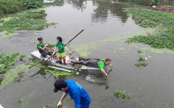 Gặp "ông Tây nhặt rác" cùng "bà Tây" dọn dẹp tại Phủ Tây Hồ