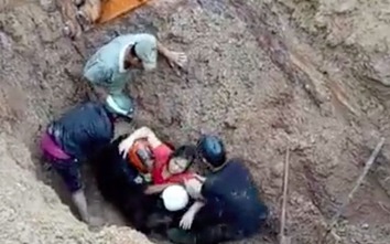 Nghẹt thở đào đất cứu hai vợ chồng bị vùi chôn sâu 2m