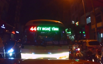 Video: Tài xế ô tô ép lùi xe buýt lấn làn, đi ngược chiều
