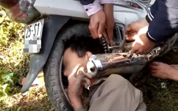 Video: Giải cứu người đàn ông kẹt đầu vào ống pô xe máy