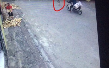 Thót tim bé gái băng qua đường trước đầu xe máy