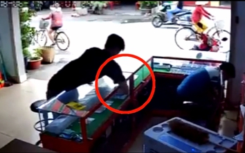 Video: Vờ mua hàng, thanh niên trộm 2 chiếc iPhone 7 trong tích tắc