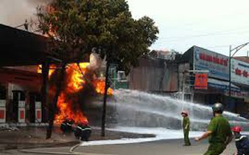 Cháy cây xăng ở Nghệ An, cảnh sát nỗ lực khống chế