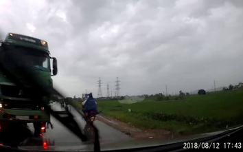 Video: Pha đánh lái thót tim tránh xe tải lấn làn, vượt ẩu