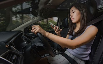 Nguy hiểm sử dụng điện thoại khi lái xe