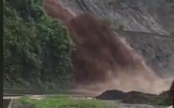Video: Kinh hoàng lũ quét như thác đổ, cắt ngang quốc lộ 6
