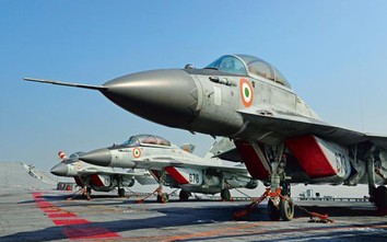 Video: MiG-29 K, C-130 Ấn Độ bắn pháo sáng trên tàu sân bay Vikramaditya