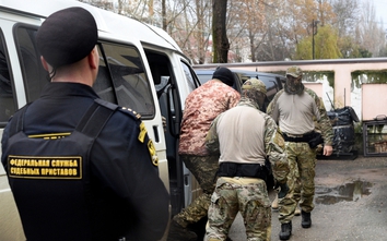 Ảnh: Nga đưa các thủy thủ Ucraine bị bắt ra tòa