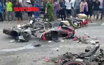 Video:Hàng chục xe máy nằm la liệt sau TNGT kinh hoàng ở Long An