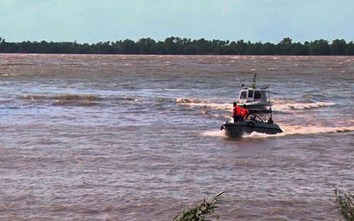 Sà lan chở cát chìm trên sông Tiền, 3 người mất tích