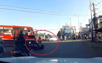 Video: Xe buýt vượt đèn đỏ đâm văng xe máy giữa phố Sài Gòn