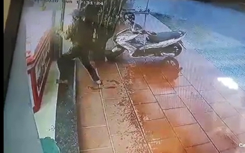 Thanh niên dùng búa đập tủ kính, cướp tiệm vàng ở Quảng Nam
