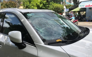 Người đàn ông vô cớ đập phá ô tô giữa trung tâm Đà Nẵng