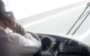 Video: Dùng cùi trỏ lái xe, phóng vun vút trên cao tốc