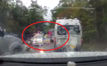Ô tô ngang nhiên chạy lùi, trốn CSGT ở Quảng Ninh