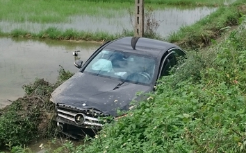 Mercedes bay xuống ruộng ven QL1 Quảng Nam