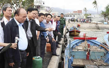 Thủ tướng Nguyễn Xuân Phúc thăm bà con vùng tâm bão Khánh Hòa