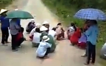 Cao Bằng: Dân dựng lán chặn đường xe tải chở lợn để xin tiền
