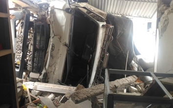 Nghệ An: Xe tải tông tiệm sửa xe máy, 1 người nguy kịch