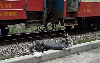 Xe máy vượt ẩu qua đường sắt bị tàu cán tử vong