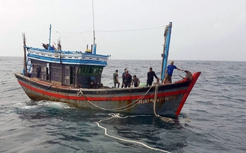 Cứu 7 ngư dân trên tàu cá bị thả trôi