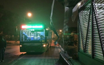 Mái nhà chờ xe buýt nhanh BRT bất ngờ hư hại trong đêm