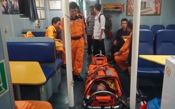 Tàu cứu hộ SAR cứu ngư dân gặp nạn tại Hoàng Sa