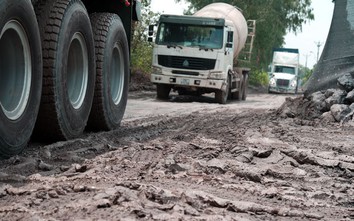 Cận cảnh đường như “chảo bùn” vào cảng Khuyến Lương