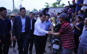 Chùm ảnh: Dân Đồng Tâm đứng kín đường chờ bắt tay Chủ tịch Chung