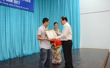 Chủ tịch tỉnh An Giang trao tặng Giấy khen cho tài xế dũng cảm
