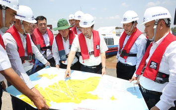 Phó Thủ tướng Trịnh Đình Dũng đi ca nô khảo sát luồng sông Hậu