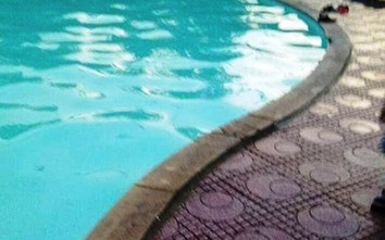 Một phụ nữ bị điện giật suýt chết khi bơi ở bể bơi QK4?