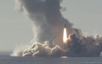 Video: 4 tên lửa Bulava vẽ "rồng lửa" trên không trung