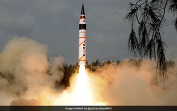 Xem tên lửa hạt nhân Agni-V của Ấn Độ rực sáng trên bầu trời