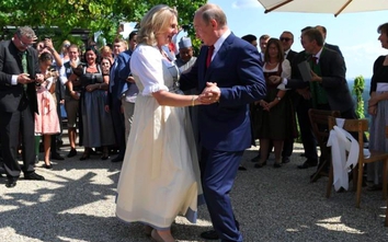 Ông Putin vui vẻ khiêu vũ trong lễ cưới của Ngoại trưởng Áo