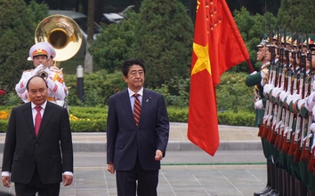 Thủ tướng Nguyễn Xuân Phúc chủ trì lễ đón Thủ tướng Nhật Shinzo Abe