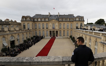 Video: Pháp bắn 21 phát đại bác chào mừng tân Tổng thống Emmanuel Macron