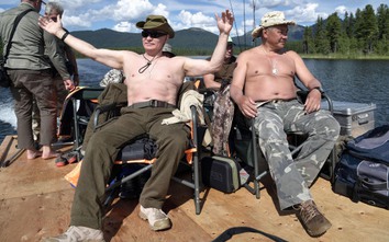 Tổng thống Nga cởi trần tắm nắng, bắt cá, leo núi tại Siberia