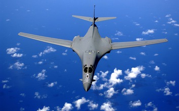 Máy bay ném bom siêu thanh, chiến cơ Mỹ bay qua Hàn Quốc